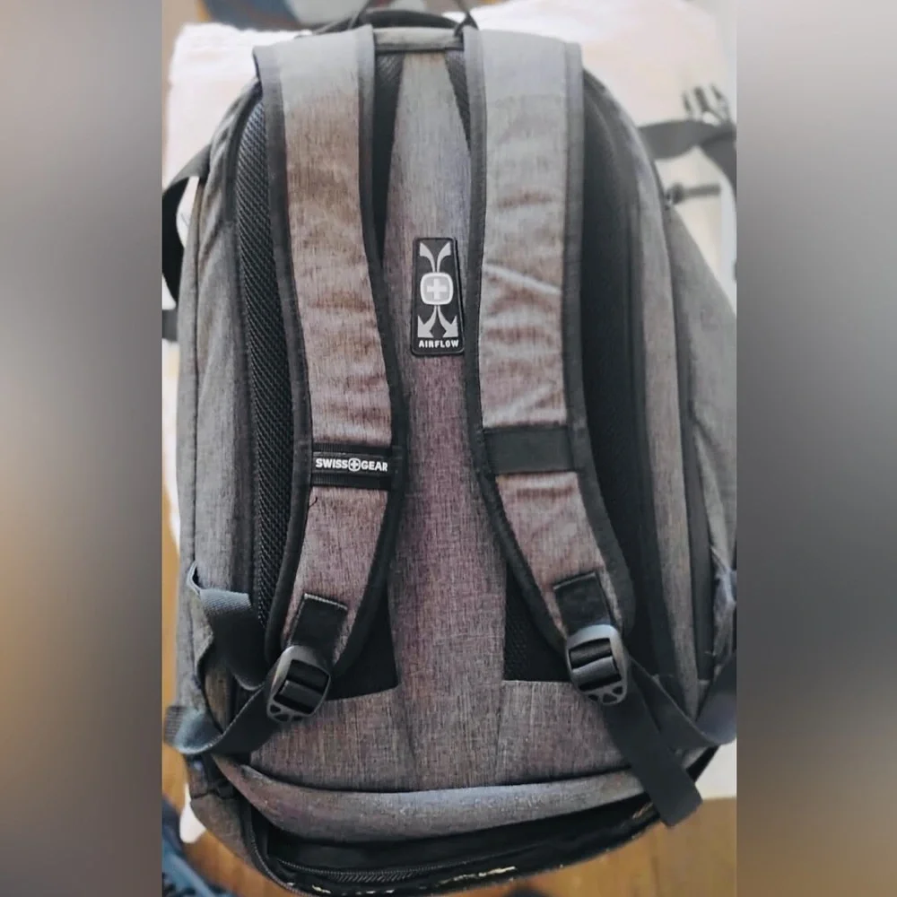 SwissGear Men's Heather Gray Backpack with Black Accents